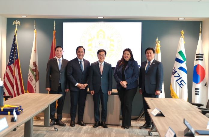이원성 경기도 체육회장, 토드 글로리아 샌디에이고 시장, 김동연 경기도지사, 노라 바르가스 샌디에이고 카운티 의장, 임병택 시흥시장이 기념 촬영을 하고 있다.