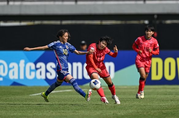 여자 U-17 대표팀이 아시안컵 준결승에서 일본에 0-3으로 패했다. 사진은 상대 선수와 경합 중인 남사랑의 모습.