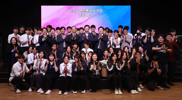 이상일 용인특례시장이 지난 17일 용인글로벌기독학교에서 학생들에게 진로 특강을 진행했다.