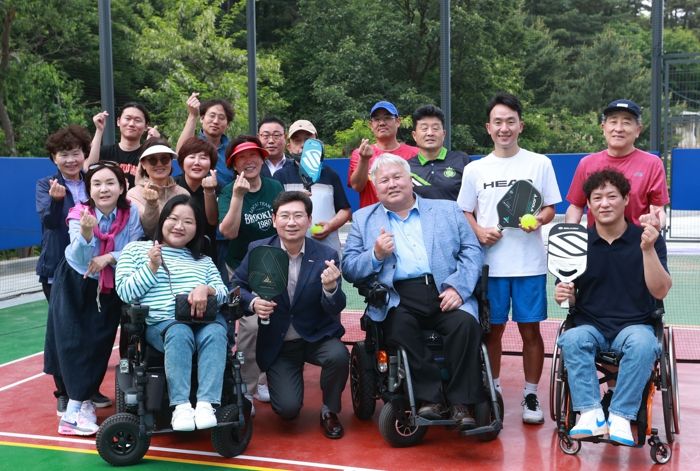 이상일 용인특례시장이 지난 17일 처인구 역북동 공공체육시설을 방문해 '피클볼' 회원들과 의견을 나눴다.