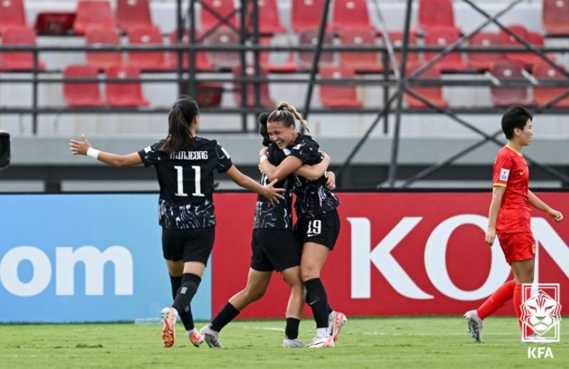 케이시 페어(19번)가 중국과의 3,4위전에서 골을 터뜨린 뒤 동료와 함께 기뻐하고 있다.