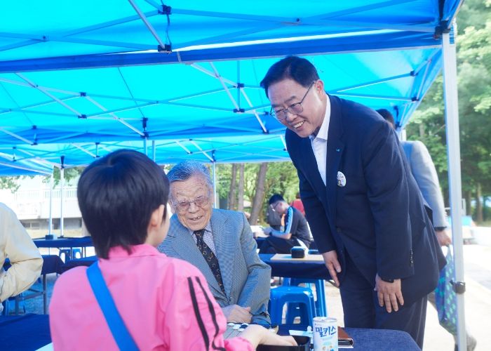 강수현 양주시장이 지난 18일 관내 고암동 하늘빛 어린이공원에서 개최된 ‘제7회 회천3동 어르신과 손주 바둑잔치’ 현장을 방문하고 관계자를 격려했다.