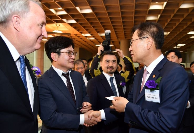 김병수 시장이 전국다문화도시협의회장 자격으로 법무부가 주최한 제17회 세계인의 날 기념식 행사에 참여했다. 좌로부터 인요한 당선인, 김병수 김포시장, 카자흐스탄 누르갈리 아르스타노프 주한대사, 박성재 법무부장관