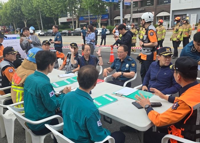 21일 안양종합운동장 빙상장 인근에서 안양소방서 동안경찰서 삼천리도시가스 안양시는 가스누출 사고 관련 현장회의를 진행하고 있다