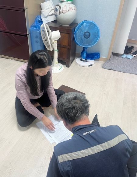 AI 말벗서비스를 설명하는 모습