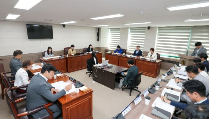 안산시의회가 27일 제289회 임시회 폐회중 의회운영위원회를 열어 제290회 제1차 정례회 의사일정을 확정했다. 사진은 이날 열린 폐회중 의회운영위원회 중 한 장면.