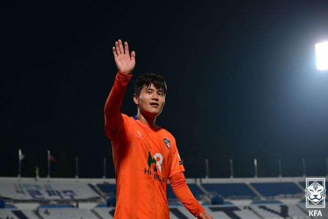 경기 승리 후 홈팬들에게 인사를 건네고 있는 성정윤의 모습.