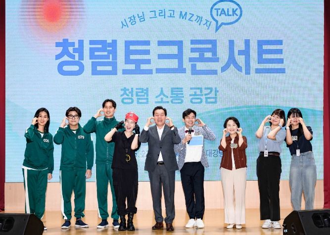 지난 27일 이재준 수원특례시장이 MZ 공무원들과 토크콘서트를 한 후 기념촬영을 하고 있다.