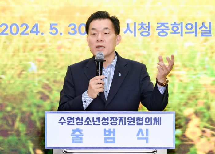 ‘수원청소년성장지원협의체’ 발대식에서 이재준 수원시장이 인사말을 하고 있다.