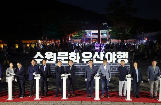 이재준 시장(오른쪽 6번째부터), 이재식 수원시의회 부의장, 김준혁(수원정) 의원 등이 개막행사에 함께하고 있다.