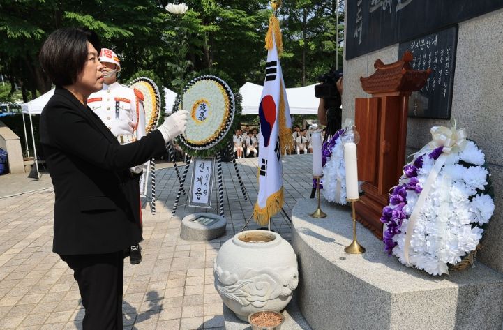신계용 과천시장이 제69회 현충일 추념식에서 헌화를 하고 있다