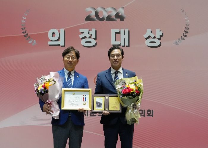 6월 7일 ‘제15기 경기도시군의회의장협의회 특별공로패’와 ‘대한민국 지방의정봉사상’을 수상한 강성삼 의장(사진 오른쪽)과 오승철 의원. (사진_하남시의회 제공)