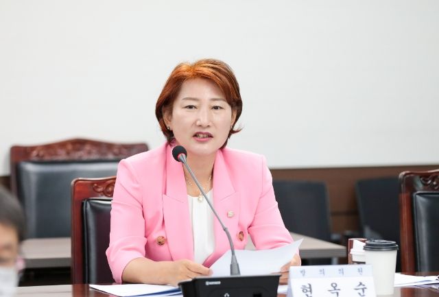 안산시의회 현옥순 의원이 대표 발의한 ‘안산시 전세피해 임차인등 지원 및 주거안정에 관한 조례안’이 제290회 제1차 정례회 도시환경위원회를 통과했다. 사진은 이 조례안에 대해 설명을 하고 있는 현옥순 의원의 모습.