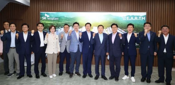 18일 용인특례시 처인구 원삼면 '용인반도체클러스터'에서 열린 국민의힘 에너지·AI반도체특별위원회 연석회의에 참석한 관계자들의 모습
