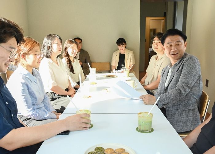김동근 시장이 6월 18일 관내 카페에서 ‘카페 무지개’를 열고 신곡권역 직원들과 소통하고 있다.