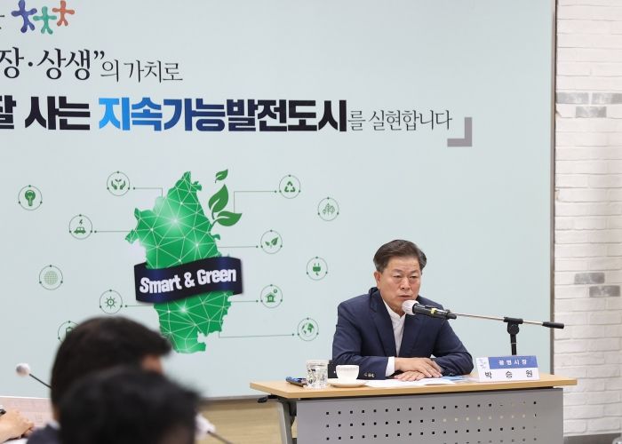 광명시는 집중호우와 폭염 등 여름철 자연재난을 사전에 대비하기 위하여 박승원 시장 주재로 지난 18일 시청 중회의실에서 재개발·재건축 정비사업 공사장의 현장소장과 간담회를 개최했다.