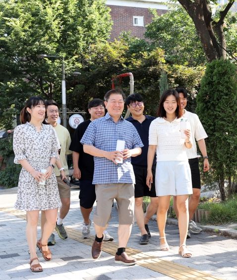 박승원 광명시장과 직원들이 21일 오전 반바지 차림으로 출근하고 있다