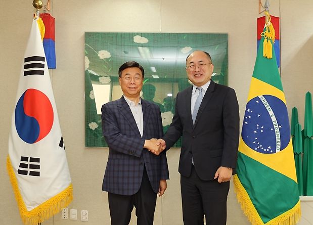 신상진 성남시장이 20일(현지시간) 브라질 상파울루 대한민국 총영사관에서 황인상 상파울루 한국 총영사와 기념사진을 찍고 있다