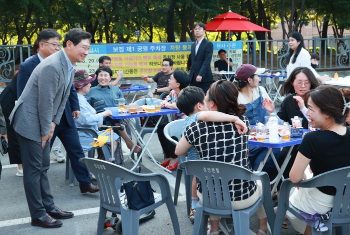 이상일 용인특례시장이 지난 21일 저녁 ‘2024 BOCA Summer 맥주 페스티벌’ 행사장을 찾아 시민들에게 인사를 하고 있는 모습