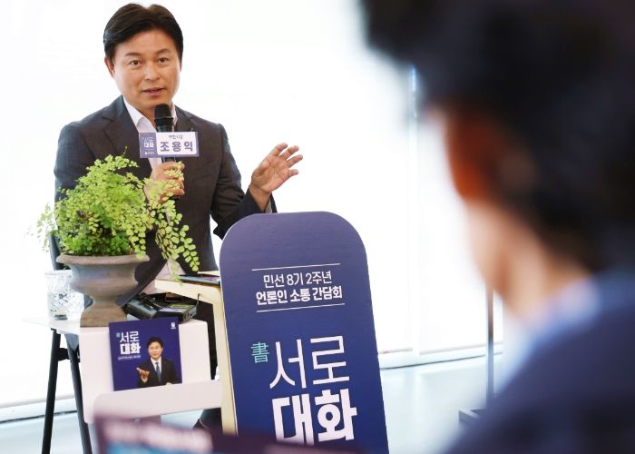 조용익 부천시장이 민선 8기 2주년 언론인과의 소통간담회 ‘서(書)로 대화’에서 시정철학을 소개하고, 언론인의 질문에 답변하고 있다.