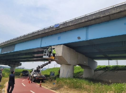 파주시, 경기도 최초로 공릉천자전거길 교각에 '태양광 엘이디(LED) 기초번호판' 설치