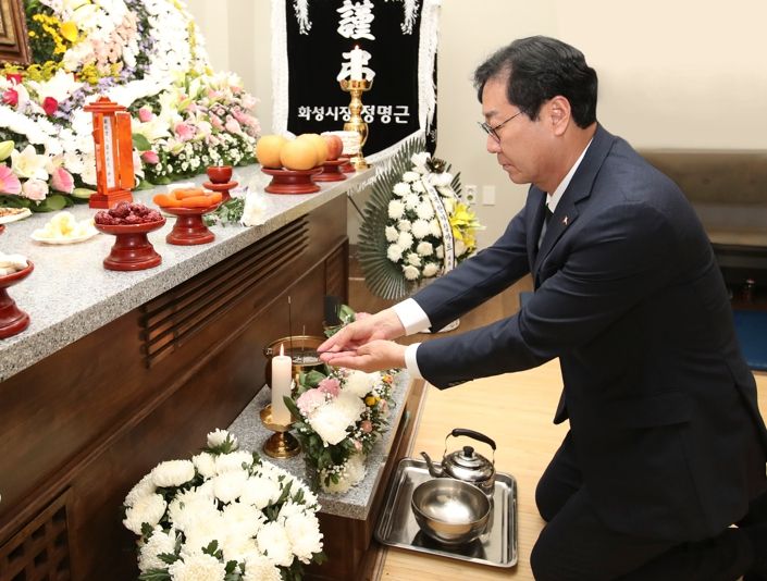정명근 화성시장은 29일 ‘화성 아리셀 공장 화재’ 희생자 중 처음으로 마련된 빈소를 방문하여 조문하고, 30일 함백산 추모공원까지 고인의 길을 유가족과 함께했다.