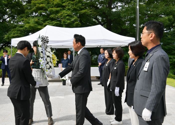 충혼탑 참배
