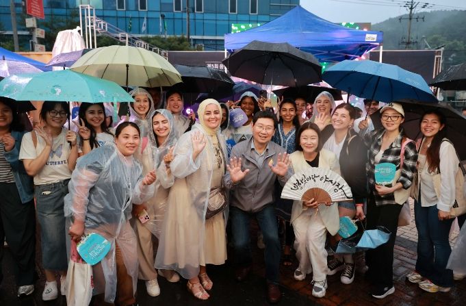 이상일 용인특례시장이 지난달 29일 용인중앙시장 별빛마당 야시장 개장식에서 시민, 외국 SNS인플루언서, 관광객과 기념 촬영을 하고 있다.