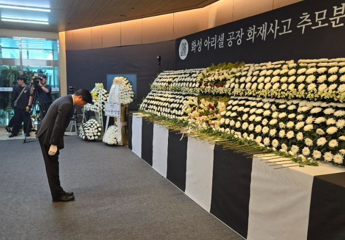 조용익 부천시장이 화성시청 분향소를 방문하여 희생자의 명복을 빌고 있다.