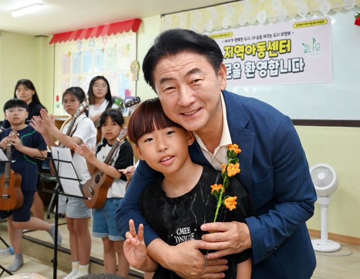 김동근 시장이 7월 1일 취임 2주년 첫 행보로 클나무 지역아동센터를 방문해 아이들과 소통하고 있다