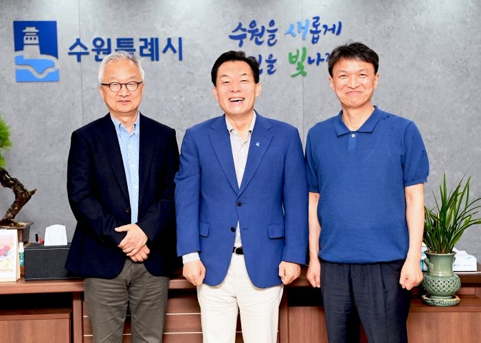 이재준 수원시장(가운데), 루크 리 하버드대 의과대학 교수(왼쪽), 조규진 성균관대 생명물리학과 교수가 간담회 후 함께하고 있다.