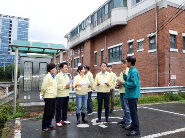 장마전선으로 집중호우가 예상되고 호우주의보가 발령된 가운데 광명시의회 더불어민주당 의원들이 광명동과 소하동 배수펌프장에 들러 직원들을 격려하고 배수펌프 가동 상태 등을 점검했다.