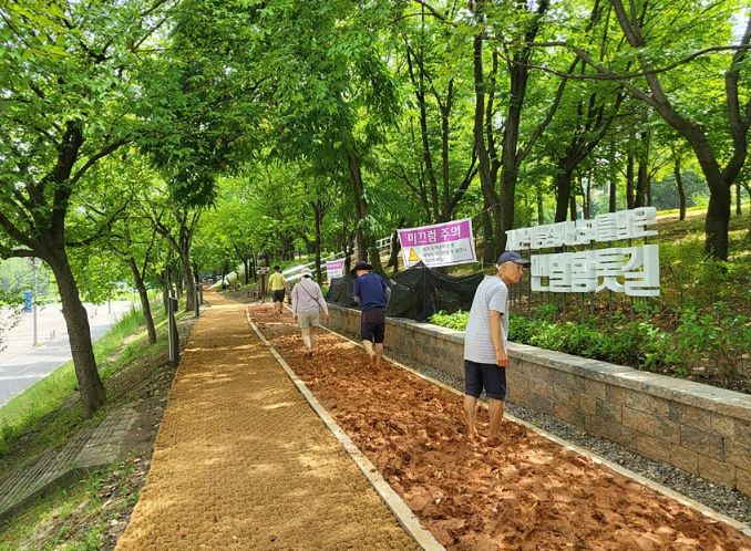 성남시는 6곳이던 맨발 황톳길을 이매동 탄천변 녹지와 화랑·산성·황송·희망대공원 등 5곳에 추가 조성해 오는 7월 5일부터 10일까지 차례로 문을 연다.