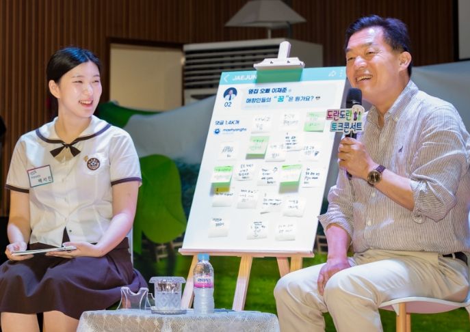 이재준 시장이 토크콘서트에서 이야기를 하고 있다.