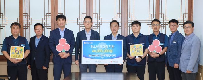 왼쪽부터 만도노동조합 지부장 이진범, 에이치엘만도(주) 책임매니저 이문필, 상무 신주호, 센터장 이재영, 평택시장 정장선, 만도노동조합 사무장 김서희, 부지부장 윤광식, 평택시 복지국장 김대환, 평택행복나눔본부 나눔국장 황성식