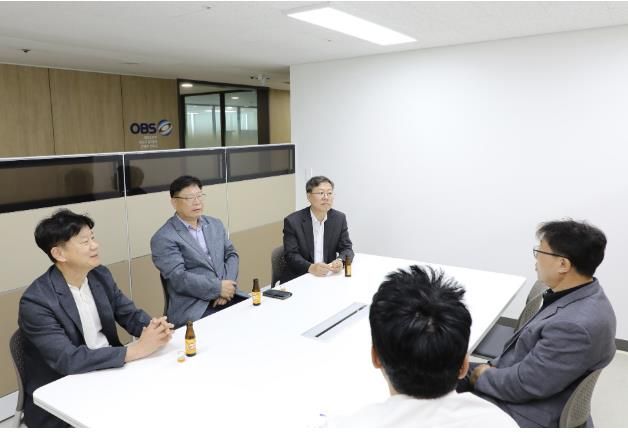 이상균 수원시 팔달구청장, 김종석 권선구청장, 박사승 영통구청장이 OBS 경기총국을 찾아 이재규 경기총국장과 대화를 나누고 있다. 