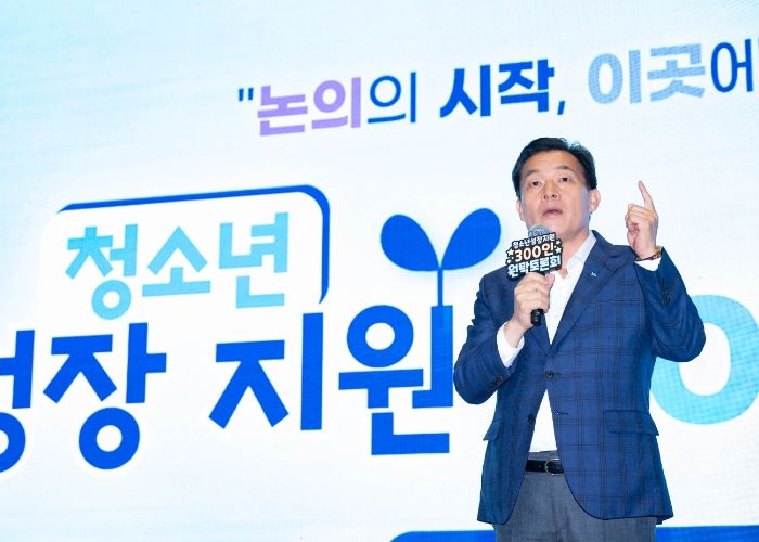 이재준 수원시장이 축사를 하고 있다.