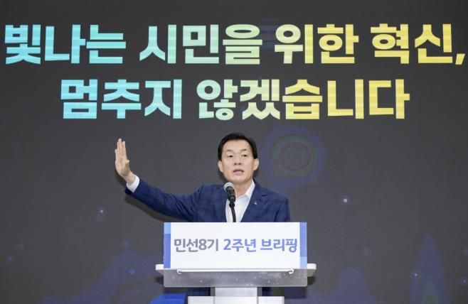 이재준 수원시장이 민선 8기 2주년 브리핑을 하고 있다
