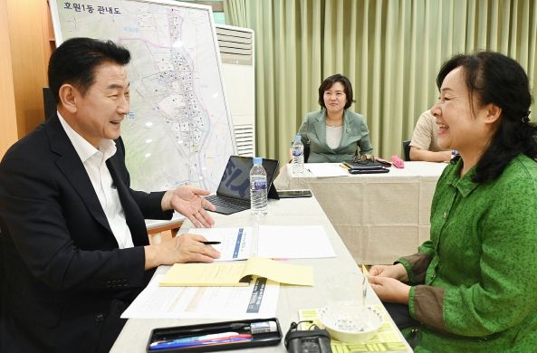 김동근 시장이 7월 12일 호원1동 주민센터에서 ‘현장시장실’을 열고 주민들과 소통하고 있다.