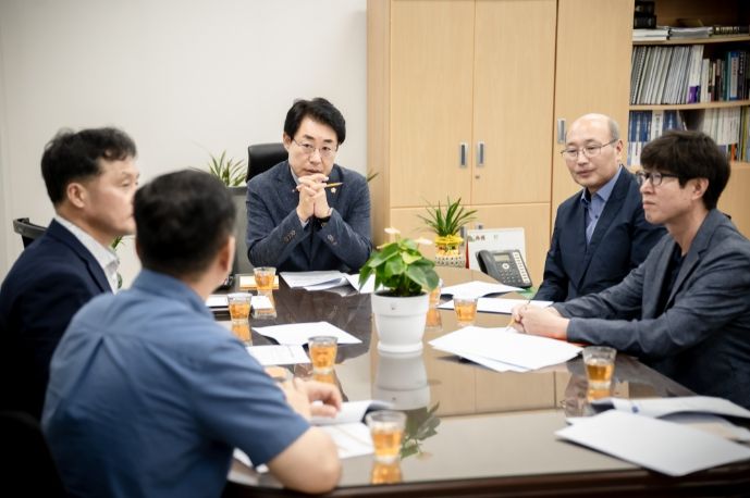 조성대 의장이(사진 가운데) 상하수도 관리센터의 현황을 보고받고 있다