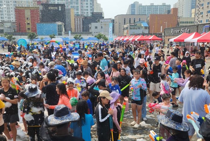 시흥시, 물총과 뱃놀이로 재미와 흥 가득...‘제4회 짠내나는 월곶물총축제’ 성료