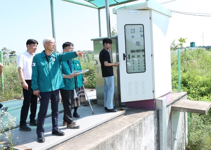 도촌천 배수문 현장을 확인하고 있는 김영남 일산동구청장