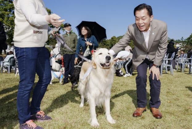 이재준 수원시장이 2023년 10월 열린 수원시 반려동물한마음축제에 함께하고 있다.