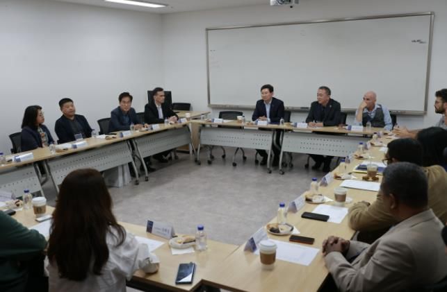 이상일 용인특례시장이 15일 연극 '안티고네' 관람전 주한그리스 대사관 및 각국 연극 관계자들과 간담회를 갖었다