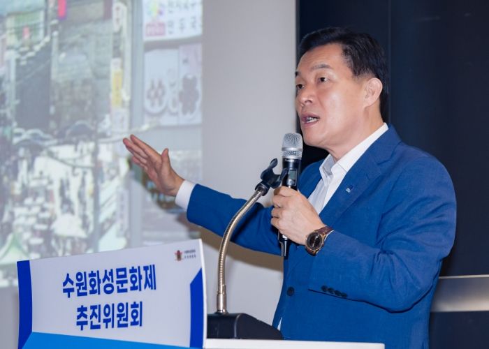 이재준 수원시장이 특강을 하고 있다.