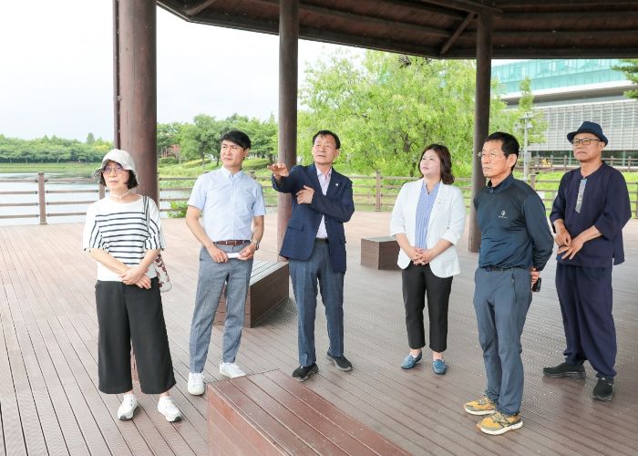 안산시의회 박태순 의장(사진 왼쪽에서 세번째)과 박은정 도시환경위원장(왼쪽에서 네번째)이 16일 안산환경운동연합 관계자 등과 안산 화랑유원지 내 화랑호수에 대한 현장활동을 실시하고 남생이 서식 실태를 확인했다.