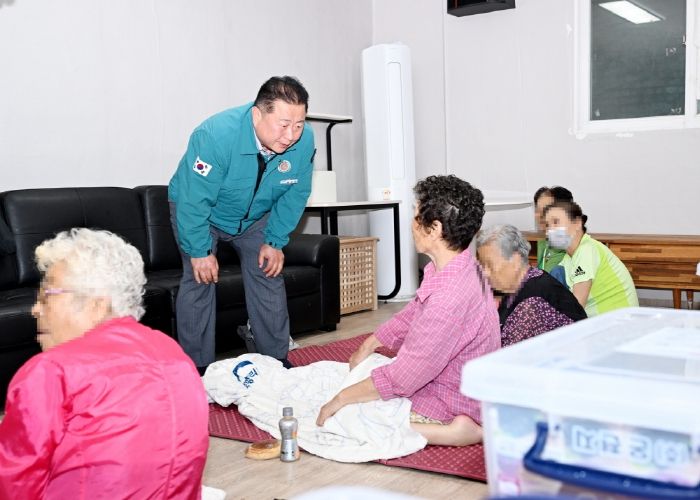 김경일 파주시장, 홍수 위기 넘긴 마을 찾아 이재민 위로