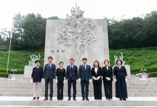 현충탑 참배 참석자 단체사진