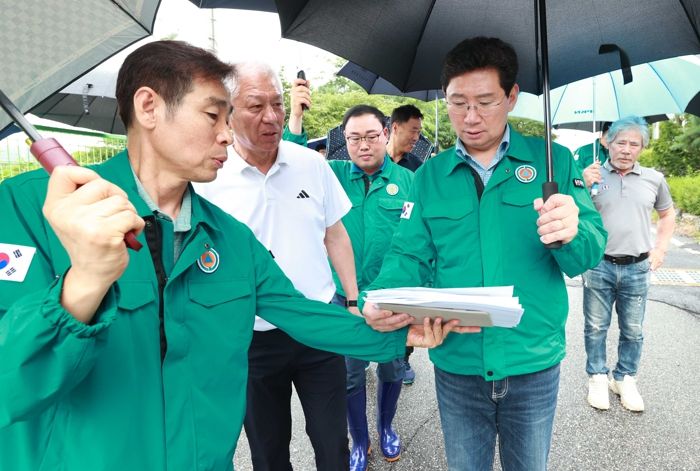 이상일 용인특례시장이 20일 침수피해를 입은 처인구 포곡읍 물류창고를 찾아 현장을 확인하고 있다.