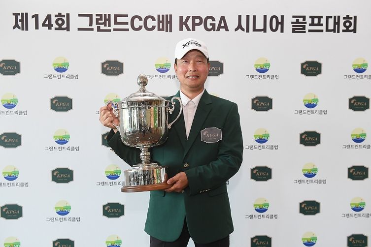 이태규(51.X페론)가 ‘제14회 그랜드CC배 KPGA 시니어 골프대회(총상금 1억 5천만 원, 우승상금 2천 4백만 원)’에서 KPGA 챔피언스투어 첫 승을 신고했다.